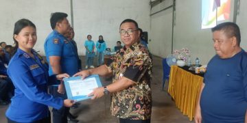 Plt Kepala Dinas Pemadam Kebakaran dan Penyelamatan Frosman Dandel di dampingi oleh Direktur Dvincen Jaya, Denny Ansiga saat memberikan sertifikat dasar pemadam kebakaran secara simbolis